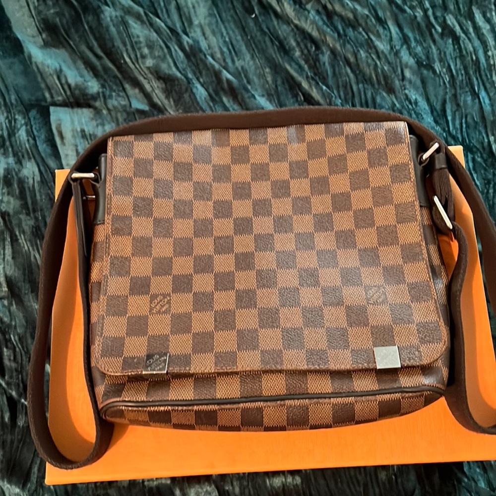 Authentic men Louis Vuitton messenger bag